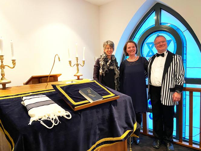 drei Menschen in der Synagoge